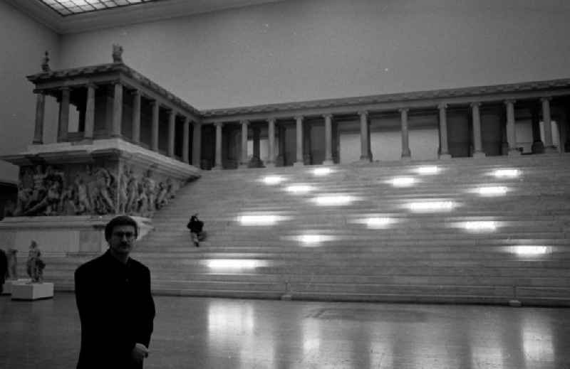 Alfredo Jahr mit Installation auf dem Pergamon-Museum
20.12.