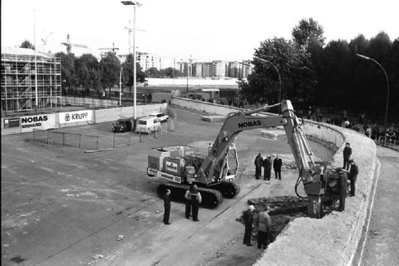 Beginn Abriß / Mauerabbau der Panzermauer / Panzerwall am Brandenburger Tor mit Bagger.