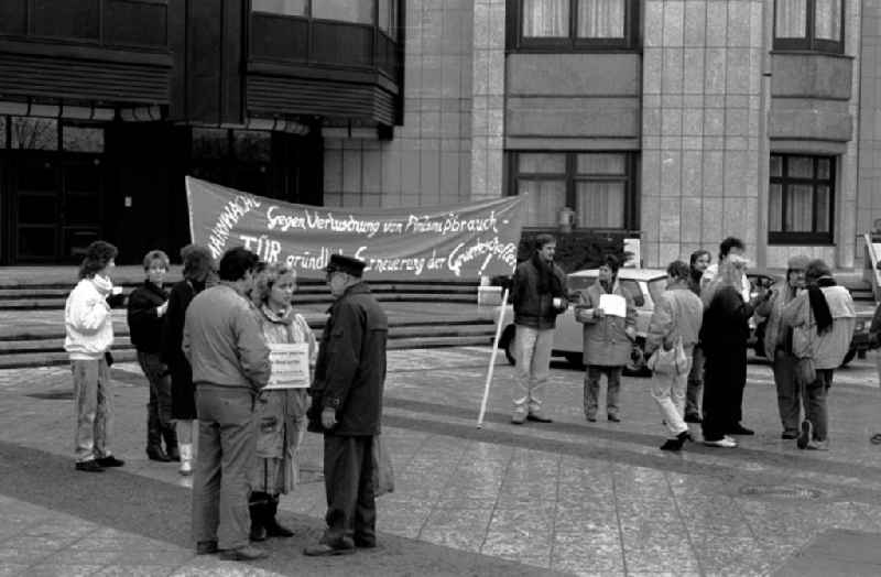 Demo der Gewerkschaftsschule vor dem FDGB-Haus gegen den Mißbrauch der Gewerkschaftsgelder/Soligelder