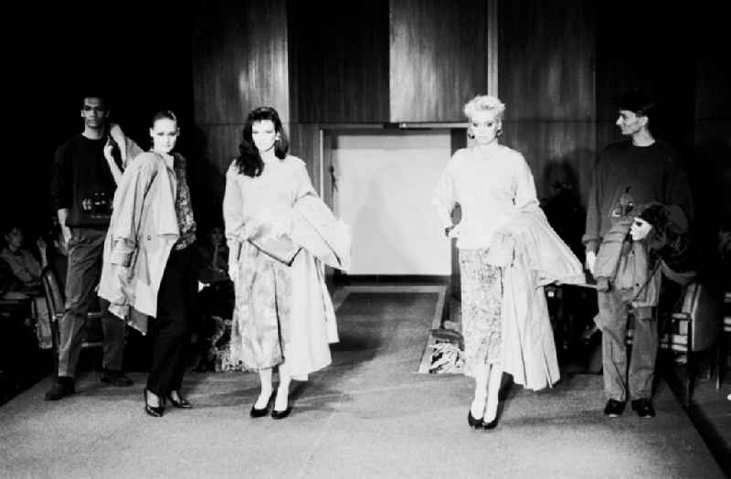 Berlin
Modeshow Grotex GmbH zur Eröffnungskollektion Herbst/Winter 1990 Berlin - Intern. Handelszentrum
11.07.9