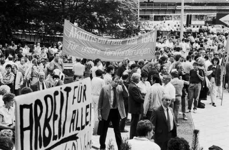 Mitte - Berlin
IG-Metaller demonstrieren vor dem ehem. FDGB
09.07.9