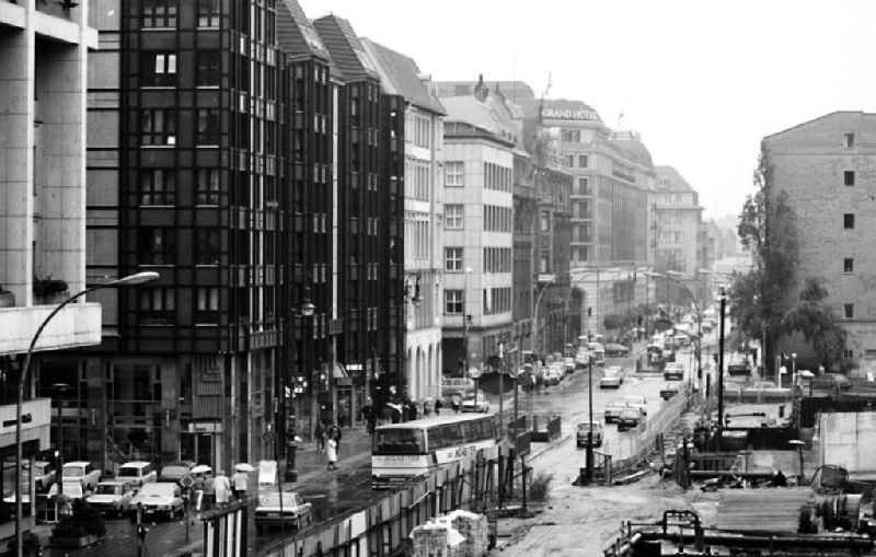 Blick über Baustelle auf die Friedrichstraße in Berlin Mitte.