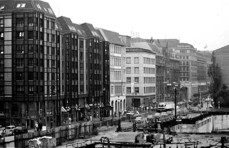Blick über Baustelle auf die Friedrichstraße in Berlin Mitte.