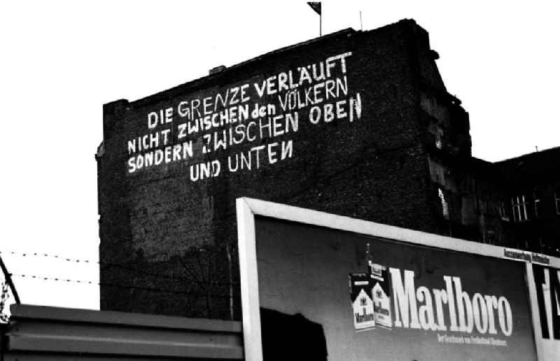 Schillingbrücke
Mauer Niederkirschnerstr. in Berlin / Mitte
4.12.1990
Winkler
Umschlag Nr.:15