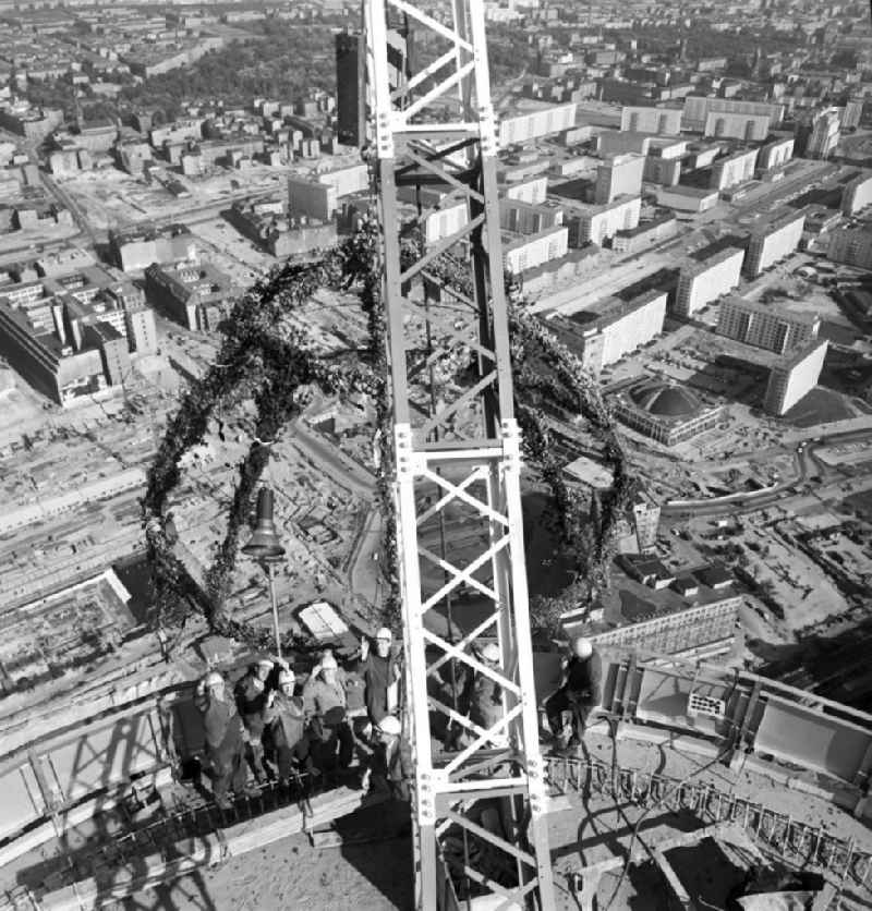 Der Rohbau des Berliner Fernsehturms am Alexanderplatz in Berlin-Mitte ist fertiggestellt und so wird Richtfest gefeiert und dem neuen Bauwerk traditionell der Richtkranz 'aufgesetzt'. Genau zwei Jahre später konnte das über 30