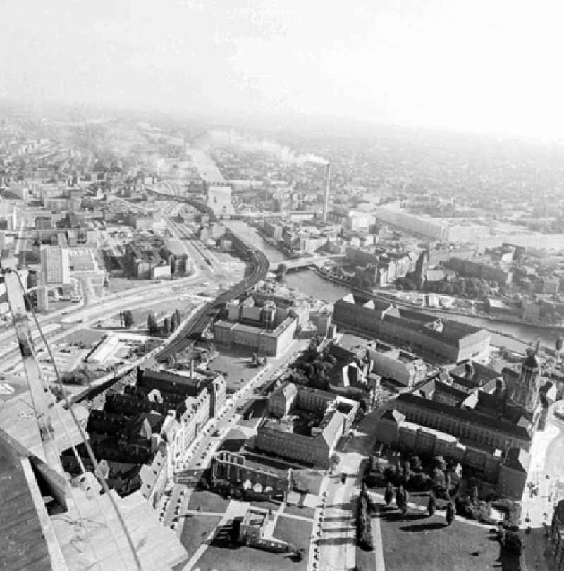 Blick von dem im Rohbau fertiggestellten Berliner Fernsehturm in Berlin-Mitte auf die Dächer der Stadt. An diesem Tag wird am Fernsehturm Richtfest gefeiert und dem neuen Bauwerk traditionell der Richtkranz 'aufgesetzt'. Genau zwei Jahre später konnte das über 30
