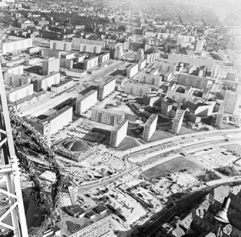 Blick von dem im Rohbau fertiggestellten Berliner Fernsehturm in Berlin-Mitte auf den Alexanderplatz mit der Kongresshalle und der Alexanderstrasse im Hintergrund. An diesem Tag wird am Fernsehturm Richtfest gefeiert und dem neuen Bauwerk traditionell der Richtkranz 'aufgesetzt'. Genau zwei Jahre später konnte das über 30