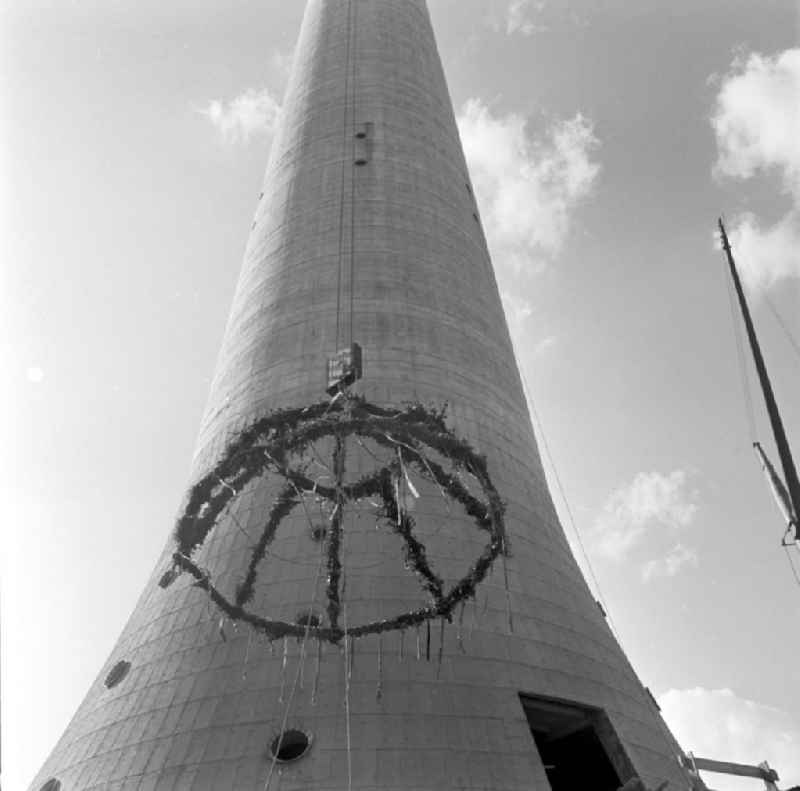 Der Rohbau des Berliner Fernsehturms am Alexanderplatz in Berlin-Mitte ist fertiggestellt und es wird Richtfest gefeiert und dem neuen Bauwerk traditionell der Richtkranz 'aufgesetzt'. Genau zwei Jahre später konnte das über 30