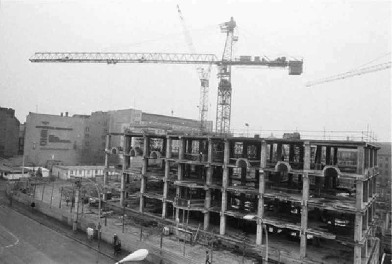 27.01.1982
Neubau des Friedrichstadtpalastes in Berlin - Mitte
Ecke Friedrichstraße / Reinhardtstraße

Umschalgnr.: 9