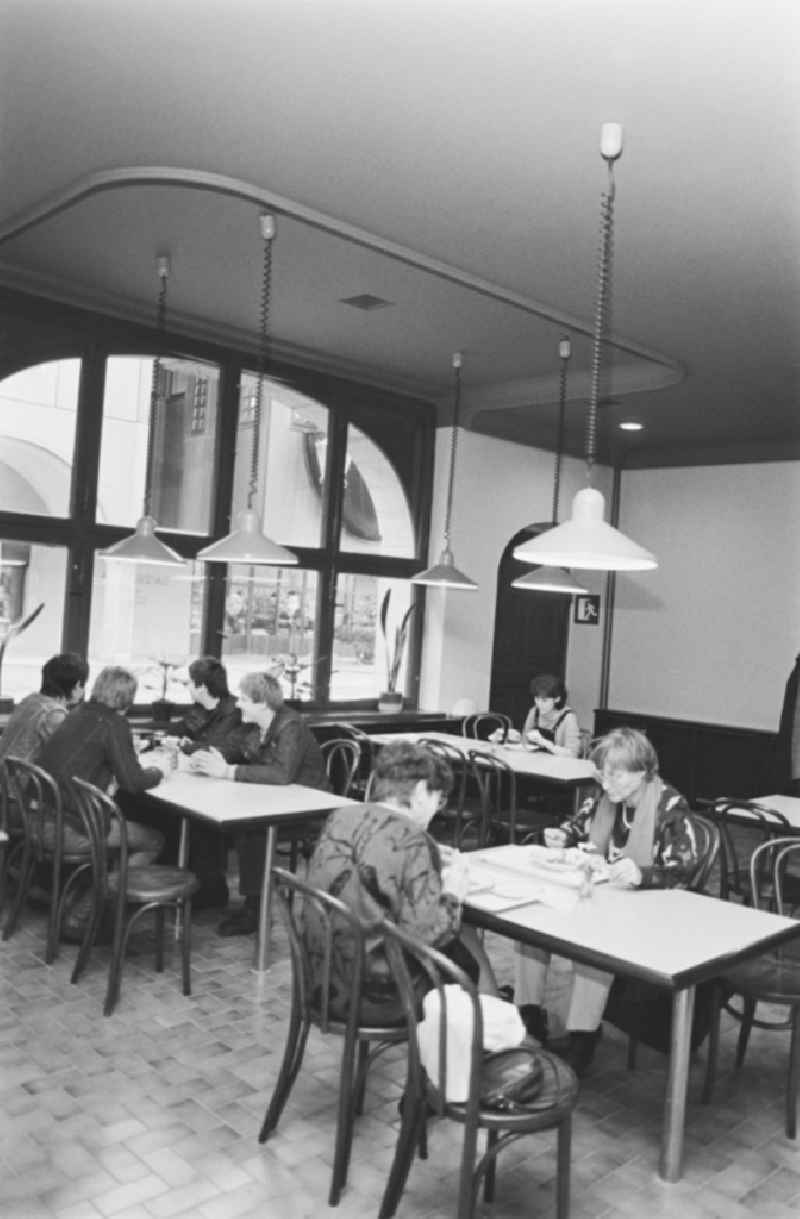 18.12.1986
Zu den Arkaden in der Poststraße im Nikolaiviertel in Berlin-Mitte

Umschlagnr.: 1385