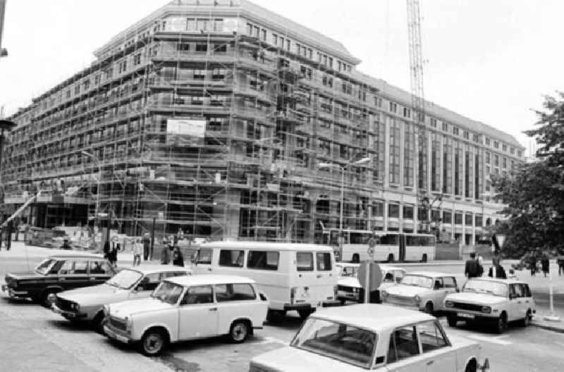 22.09.1986
Berlin Motive, Blick auf das Grand Hotel Friedrichstraße/Behrenstraße in  Berlin-Mitte

Umschlagnr.: 1