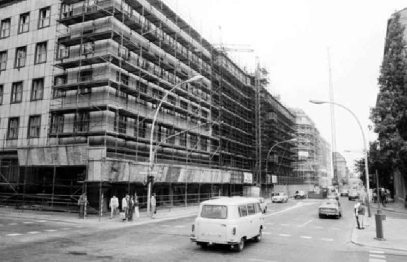 22.09.1986
Berlin Motive, Blick auf das Grand Hotel Friedrichstraße/Behrenstraße in  Berlin-Mitte

Umschlagnr.: 1