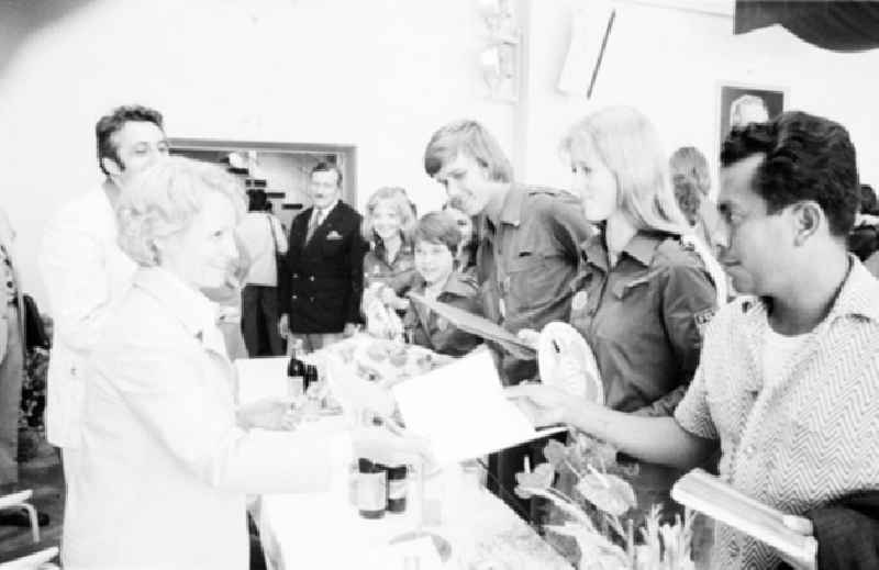 29.07.1973
Nationaler Klub in der Kongresshalle
Genossin Margot Honecker und Egon Krenz im Gespräch mit Delegierten aus Panama
X. Weltfestspiele
Veröffentlicht am 3