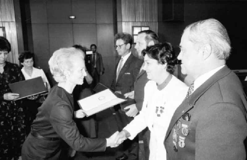 Margot Honecker überreicht Auszeichnung zum Tag des Lehrer im Ministerrat / Staatsrat.