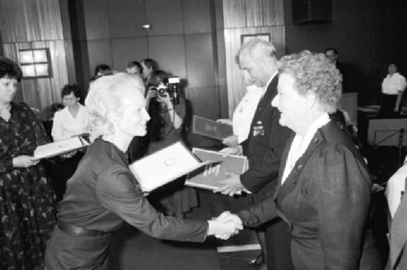 Margot Honecker überreicht Auszeichnung zum Tag des Lehrer im Ministerrat / Staatsrat.