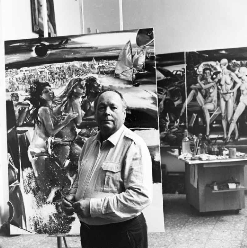 Professor Walter Womacka in his studio in Berlin-Mitte on Fisherman's Island. Womacka was considered one of the most outstanding representatives of socialist realism, his art continues to shape the face of East Berlin. He directed twenty years as rector of the Art Academy Berlin-Weissensee