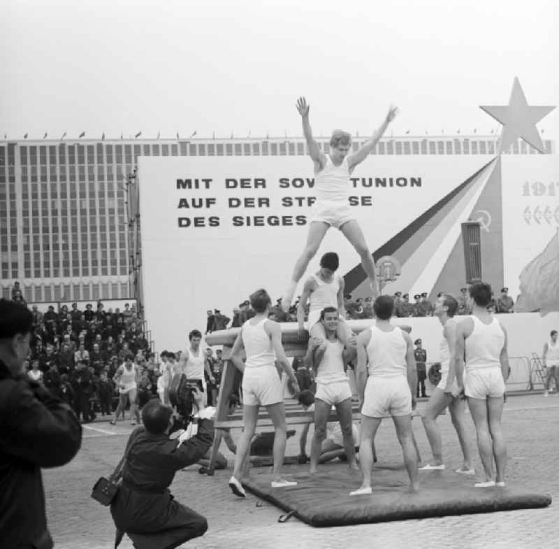 Enthusiastic young athletes with performance demonstrations and demonstrations as the anniversary of the first On May Schlossplatz in Berlin - Mitte