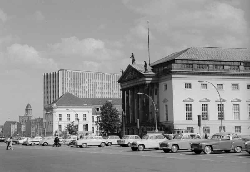 Unter den Linden in Berlin - Mitte. Berlin's grand boulevard Unter den Linden. Law, the State Opera, the Crown Prince's Palace and the Ministry of Foreign Angelegenhaeiten (MFAA)