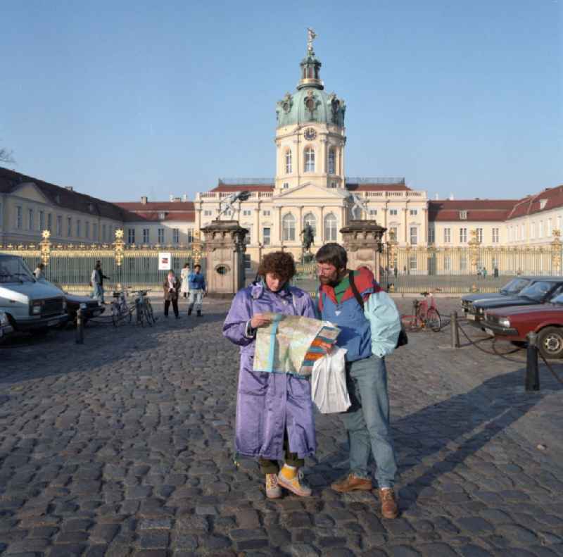 The Schloss Charlottenburg is located in Berlin - Charlottenburg. It belongs to the Foundation for Prussian Palaces and Gardens in Berlin-Brandenburg. Here, two tourists are oriented in a city map