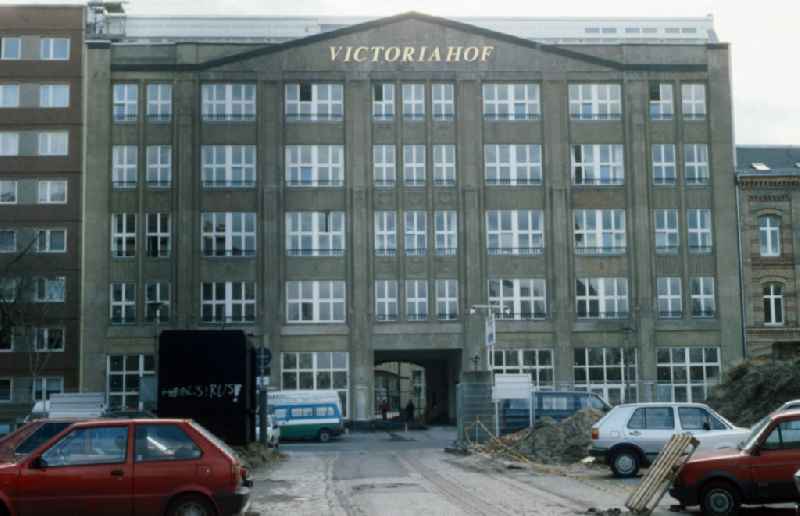 The listed Victoriahof is a fivestorey commercial complex and is located in the Kopenickerstrasse 126 in Berlin - Mitte. Traditionally the Muratti cigarette factory stock company was established