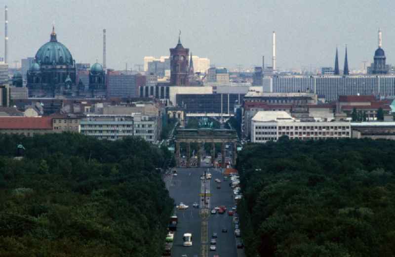 Overview of the Street of June 17 in the direction of East Berlin. In the foreground the park of Tiergarten. Center the Brandenburg Gate and the 17th June Street, behind the Palace of the Republic and the Red Town Hall. Links of the Berliner Dom. Law, the Ministry of Foreign Affairs behind the dome of Ministers of the GDR and the two spiers of St. Nicholas Church