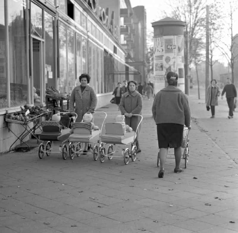 Mothers with prams strolling in Berlin - Mitte
