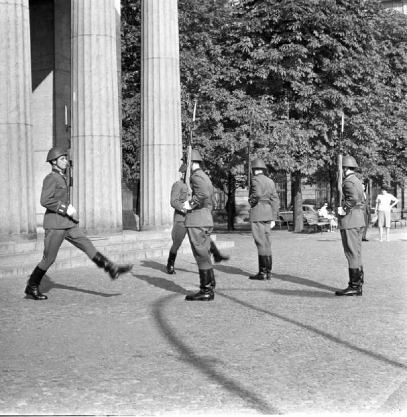 Changing of the guard at the Neue Wache in Berlin - Mitte. Until October 3, 1990 was celebrated every Wednesday at 14:3