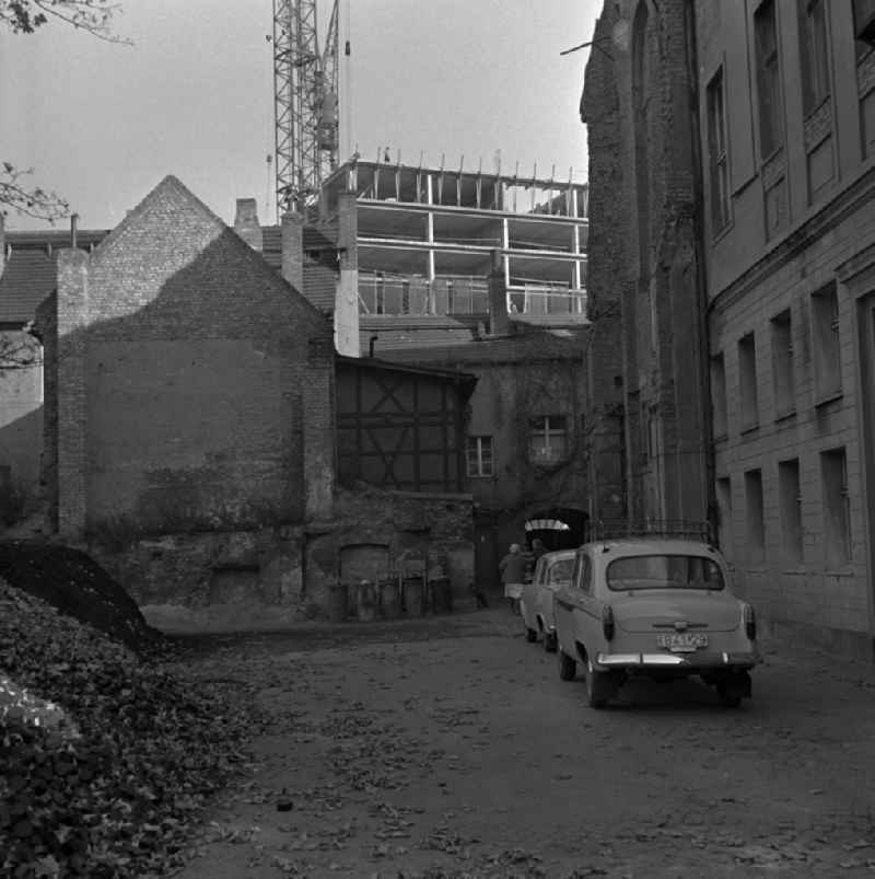 A backyard in the center of Berlin with vehicles. On the right is the ballet school was established here until 1969. In the background, the establishment of the Ministry of Foreign Affairs of the GDR is to see