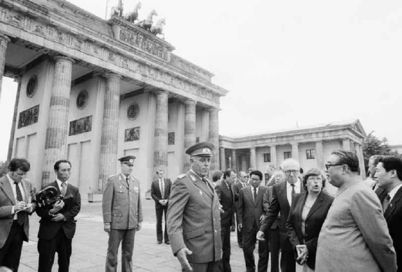 State visit of the President of the Democratic People's Republic of Korea (North Korea) Kim Il-sung on the Pariser Platz at the Brandenburg Gate in Berlin - capital of the GDR (German Democratic Republic)