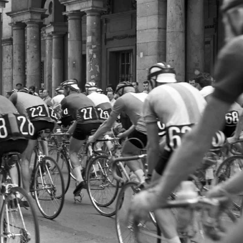 The East German tour in 1965 as a stage race for the 15th time in the GDR instead. The tour took place in eight stages. The tour started in East Berlin, then led north to south then in the Erzgebirge Schwarzenberg to end