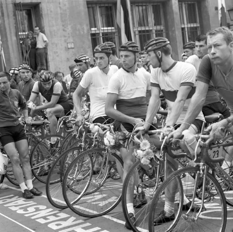 The East German tour in 1965 as a stage race for the 15th time in the GDR instead. The tour took place in eight stages. The tour started in East Berlin, then led north to south then in the Erzgebirge Schwarzenberg to end