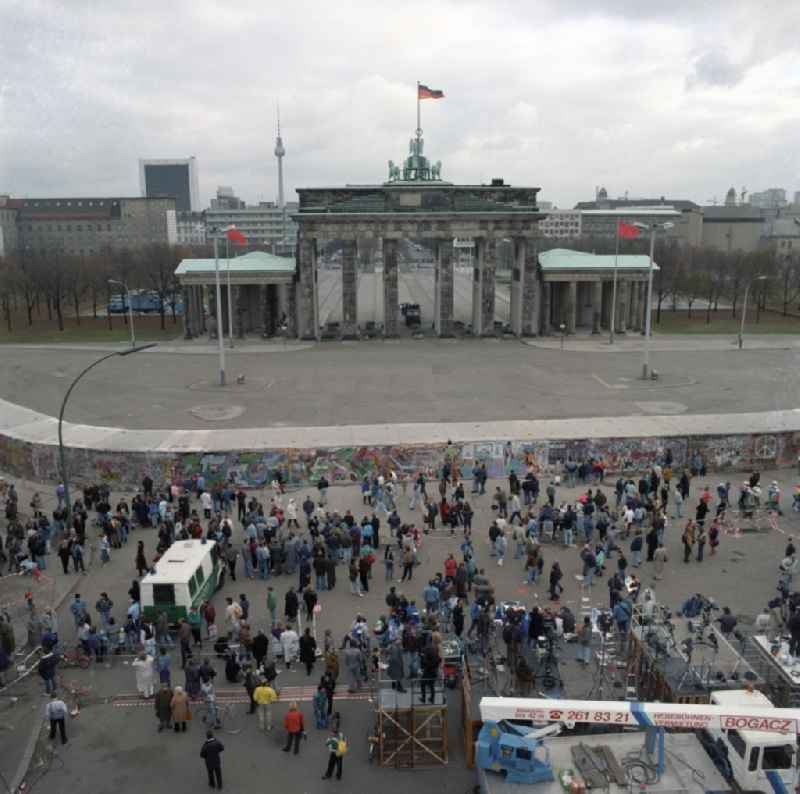 View of the Brandenburg Gate from west to east in Berlin - Mitte. The Brandenburg Gate marked the border between East and West Berlin and thus the border between the states of the Warsaw Pact and NATO. This is the last border crossing was not yet open