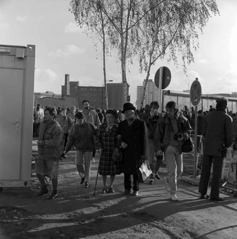 Crowds at the border crossing Leipziger Strasse in Berlin - Mitte. An elderly couple on a visit to West Berlin