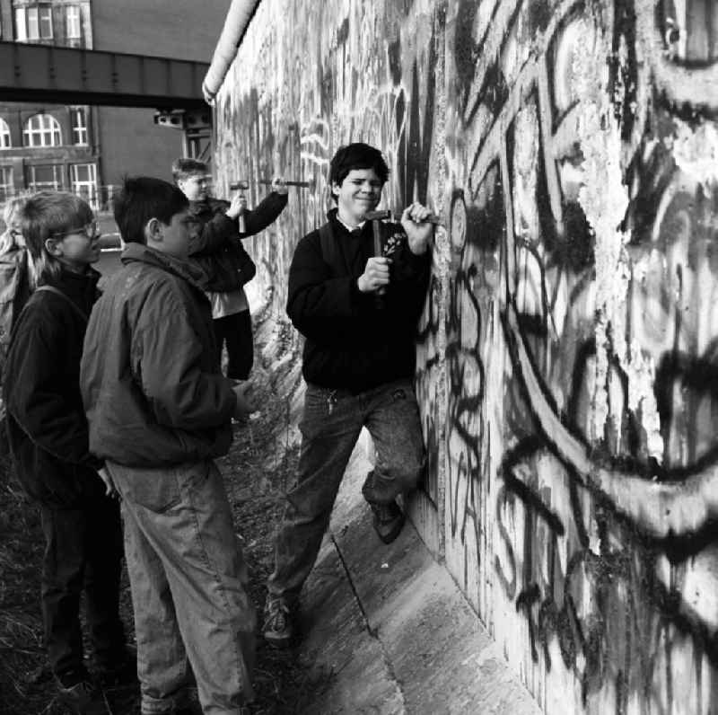 Wallpeckers at the Berlin Wall in Berlin - Mitte. As wallpeckers people were popularly known, edited the Berlin Wall after the Berlin Wall in 1989 and crushed