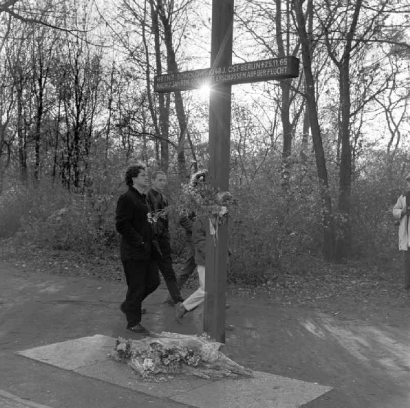 Large Commemorative Cross for the victims of the Berlin Wall Heinz Sokolowski (1917 - 1965) in Berlin. Members of the East German border troops shot him while trying to escape to the wall between the Brandenburg Gate and the Reichstag building