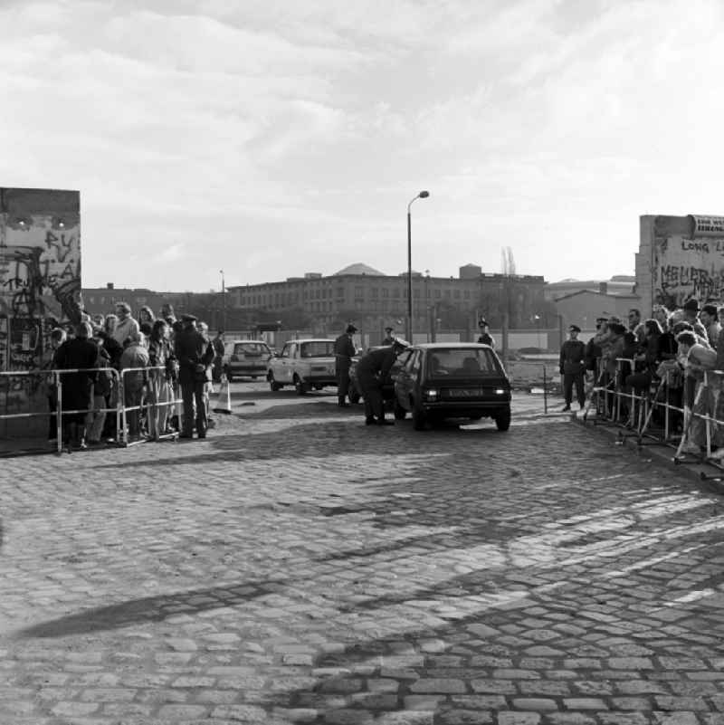 The provisional border crossing at the Potsdamer Platz in Berlin - Mitte. Numerous spectators watched the beginning of the border traffic between East and West