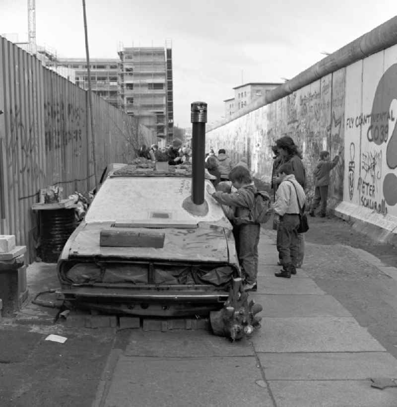 Hiking day from a school class of waggons at the Berlin Wall
