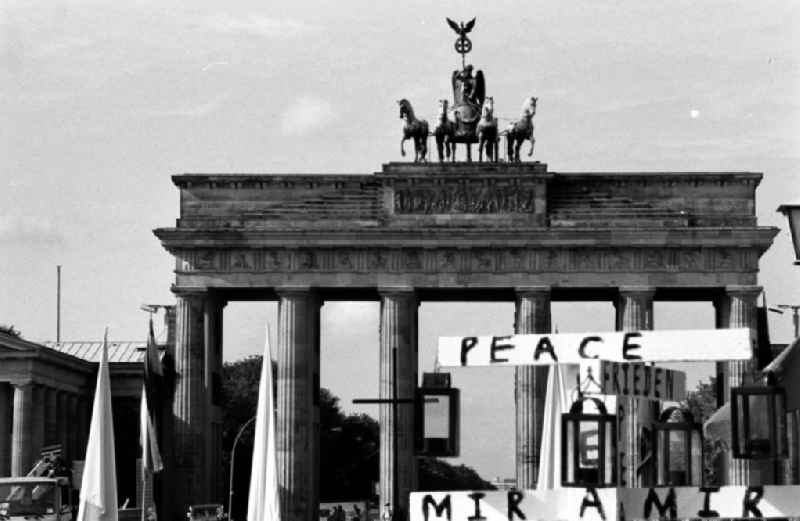 Nah: Gestell mit Aufschrift 'Peace' vor Brandenburger Tor.