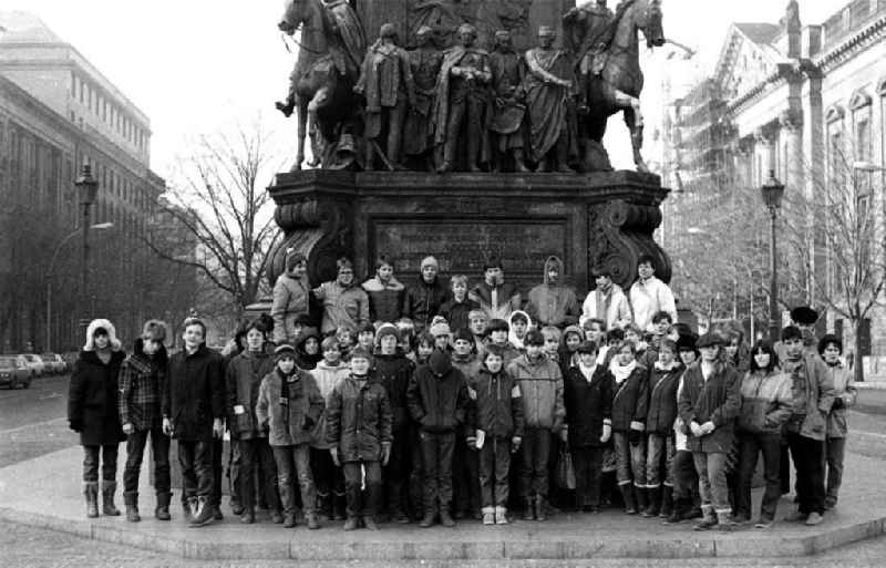 1985
Schülerexkursion der Polytechnischen Oberschule 'Heinrich Heine' Karlshagen (Mecklenburg-Vorpommern)  vor dem Reiterdenkmal Friedrich dem Großen, Unter den Linden Berlin-Mitte