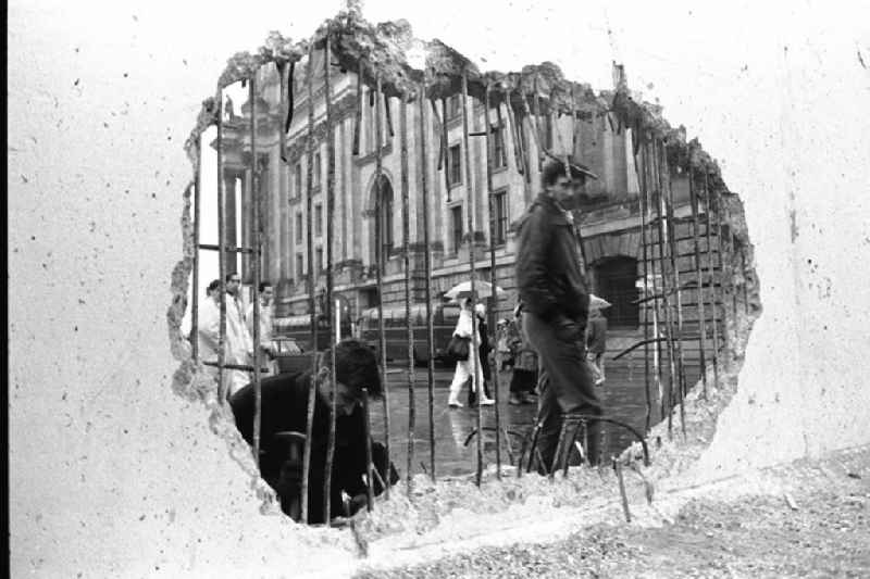 Mauerspechte bei der Arbeit (Brandenburger Tor-Reichstag)
Januar199