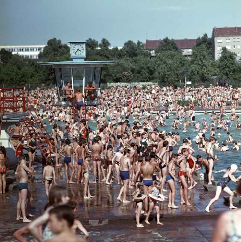 High operating in the outdoor pool in Berlin Pankow. Like every year, there is also in the summer of 197