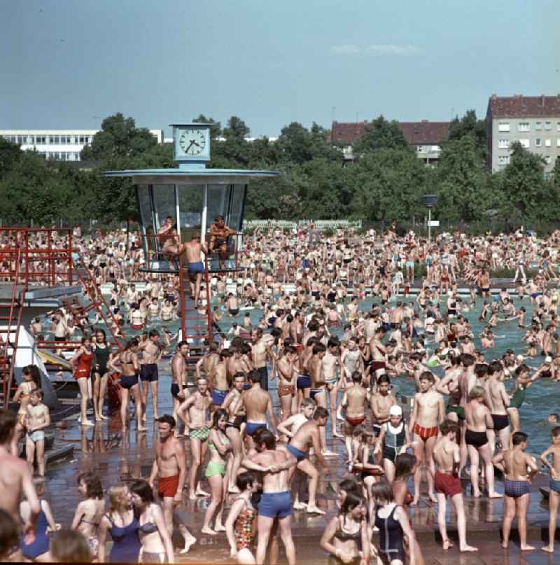 High operating in the outdoor pool in Berlin Pankow. Like every year, there is also in the summer of 197
