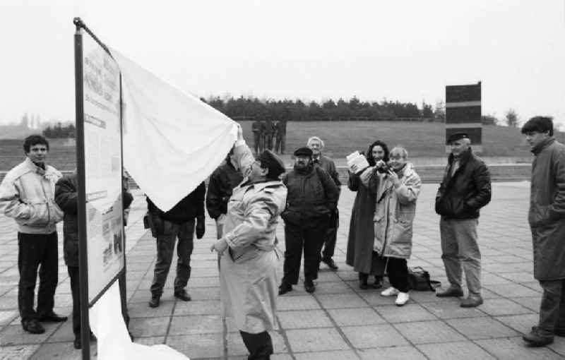 Tafel am Kampfgruppen-Denkmal enthüllt
Entworfen von Gerhard Rommel und 1983 zum 30. Jahrestag der Kampfgruppen im Volkspark Berlin - Prenzlauer Berg eingeweiht
Winkler
7.12.199