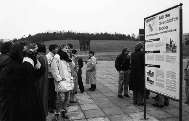 Tafel am Kampfgruppen-Denkmal enthüllt
Entworfen von Gerhard Rommel und 1983 zum 30. Jahrestag der Kampfgruppen im Volkspark Berlin - Prenzlauer Berg eingeweiht
Winkler
7.12.199