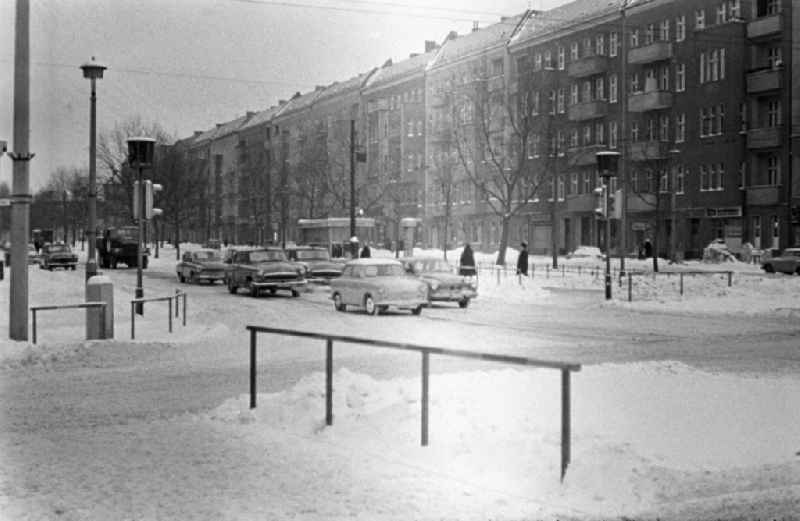 The snow-covered intersection Greifswalderstraße corner Dimitroffstraße (today Gda?sk Street) in Berlin