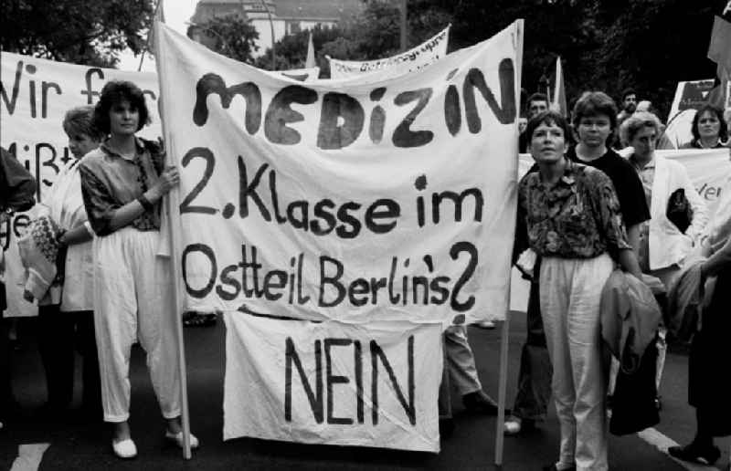 Ärzte-Demo vor Rathaus Schöneberg