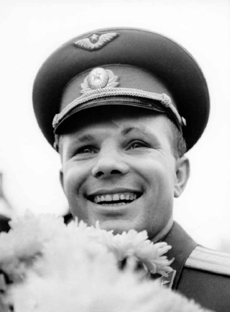 Porträt von Juri Alexejewitsch Gagarin bei der Ankuft auf den Flughafen Berlin-Schönefeld. Juri Gagarin wurde am 9. März 1934 in Russland geboren. Der Pilot Gagarin wurde 196