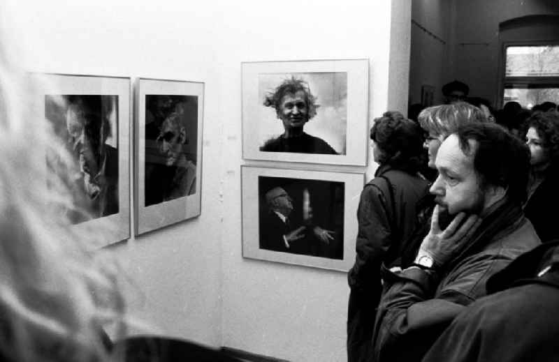 Tiergarten/Berlin
DDR-Fotoausstellung, Frauen fotografieren ...
Westberlin-Lützowplatz
07.01.9