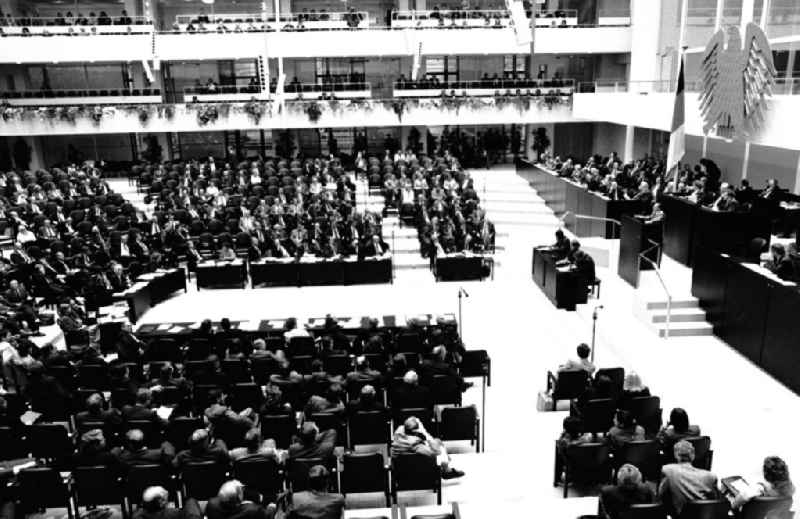 Tiergarten - Berlin
1. Sitzung des gesamtdeutschen Bundestag im Reichstag
04.10.9