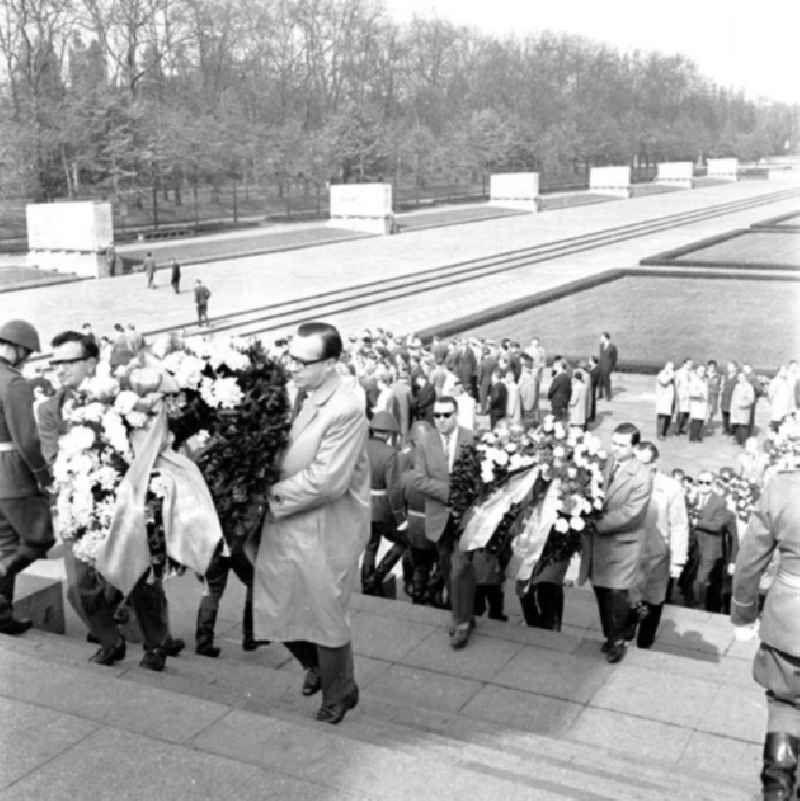 Feierlichkeiten am Sowjetischem Ehrenmal / Sowjetisches Ehrenmal / Gedänkstätte im Treptower Park anläßlich zum Tag der Befreiung. Vertreter der DDR-Parteien tragen Kränze / Kranz die Treppe hinauf.